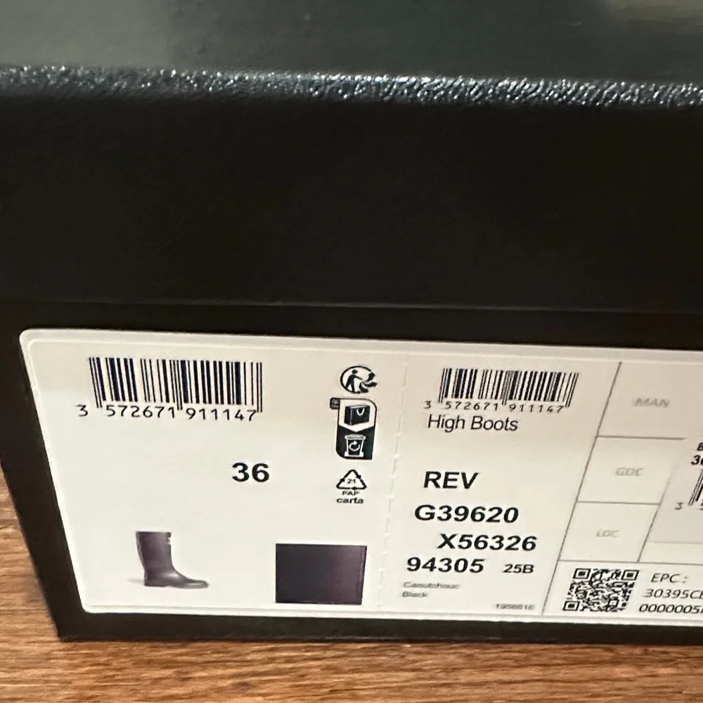 CHANEL Black Rain Boots with White CC Emblem Rare 36 BNIB Dustbags - Picture 2 of 11